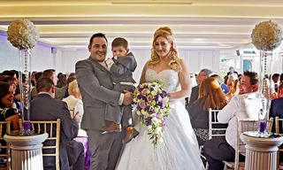 Cặp đôi Matthew và Saera hạnh phúc trong ngày cưới. Ảnh: Daily Mail