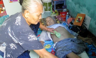 Bà Quế tận tình chăm sóc bà Anh. Ảnh: Giang Thanh