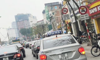 Cùng với cấm taxi, trên 11 tuyến phố trung tâm Hà Nội hiện có thêm biển cấm xe hợp đồng dưới 9 chỗ.