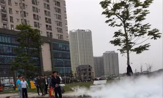 Lo ngại về an toàn PCCC, lực lượng chức năng và ban quản lý nhiều chung cư ở Hà Nội diễn tập PCCC cho cư dân ngày 26/3.