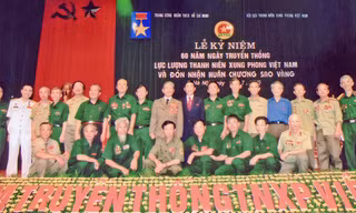 K53 Thanh niên xung phong đón nhận danh hiệu Anh hùng lực lượng vũ trang nhân dân (Hà Nội, 14/7/2010)