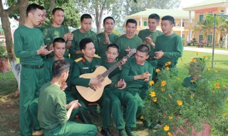 Giờ giải lao của cán bộ, chiến sĩ Tiểu đoàn 18 thuộc Sư đoàn 324 trên bãi tập đang cùng nhau đọc báo, ca hát tạo không khí vui tươi, thoải mái. Ảnh: Lê Tường Hiếu.