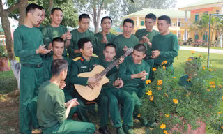 Giờ giải lao của cán bộ, chiến sĩ Tiểu đoàn 18 thuộc Sư đoàn 324 trên bãi tập đang cùng nhau đọc báo, ca hát tạo không khí vui tươi, thoải mái. Ảnh: Lê Tường Hiếu.