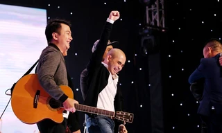 Đức Trí tỏ ra phấn khích đón nhóm thí sinh MTV và Nguyễn Dân vào đội của mình. Ảnh: Windy