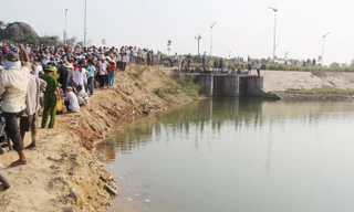 Vũng nước tử thần do việc múc cát đắp đường lấy cát nơi 9 học sinh gặp nạn.