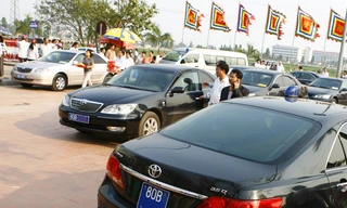 Chỉ khoán chi phí với xe công phục vụ chức danh sẽ không tiết kiệm được nhiều. Ảnh: Hồng Vĩnh