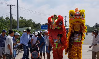 Tài xế múa lân “mừng xả trạm”. Ảnh: Xuân Lương.