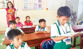 Em Nguyễn Nhật Nam đang đọc bài trong giờ học.