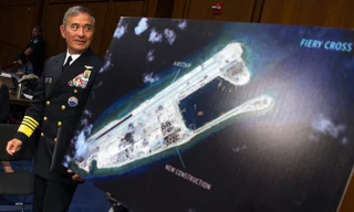 Đô đốc Mỹ Harry Harris đi ngang bức ảnh vệ tinh cho thấy Trung Quốc đang xây dựng trái phép trên đá Chữ Thập (thuộc quần đảo Trường Sa của Việt Nam). Ảnh: AP