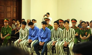 Các nhân chứng (từ trái qua) Tùng, Đáng, Trung, Cường, Lâm tại phiên tòa phúc thẩm xử Giáp.