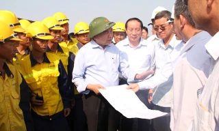 Phó Thủ tướng Nguyễn Xuân Phúc tại khu vực thi công cầu Ghềnh. Ảnh: Đức Minh