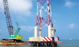 Các đơn vị đang đẩy nhanh tiến độ thi công đường dây vượt biển cấp điện lưới quốc gia cho xã đảo Lại Sơn. Ảnh: Đình Hoàng