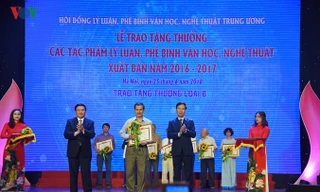 Hội đồng Lý luận Phê bình Văn học, nghệ thuật Trung ương tặng 28 tác phẩm lý luận và phê bình xuất bản 2016-2017. Ảnh: Hà Phương.