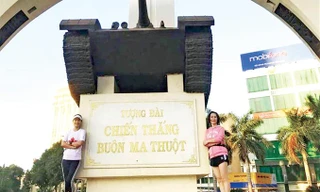 Hồng Thủy (trái) bên Tượng đài Chiến thắng, ngã 6 Buôn Ma Thuột trong một buổi tập chạy. Ảnh:NVCC.