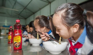 Bữa sáng đậm đà tình nghĩa tại trường THCS DTNT Con Cuông (Nghệ An)