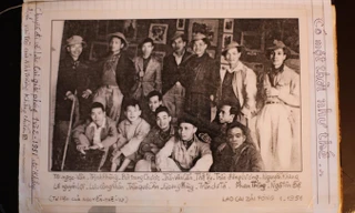 Thầy và trò khóa Mỹ thuật Kháng chiến đi vẽ và triển lãm tại Lào Cai khi thị xã vừa giải phóng tháng 1/1951- Ảnh từ sổ tay của cố họa sĩ Nguyễn Thế Vy.