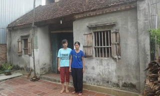 Hai mẹ con cựu TNXP Nguyễn Thị Lý trước căn nhà dột nát. Ảnh: K.N