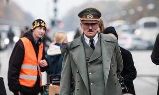 'Hitler' ra phố được mời chụp ảnh tự sướng