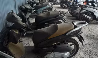 Bên cạnh những xe mục nát, các bãi xe có nhiều xe máy, mô tô đắt tiền. Ảnh: Đ.H