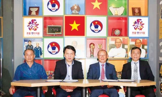 HLV Park Hang-seo (thứ 2 từ phải qua) và lãnh đạo VFF tại Hàn Quốc.