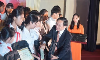 Ông Nguyễn Ngọc Hùng - Cố vấn chiến lược cao cấp Công ty Ajinomoto Việt Nam trao học bổng cho trẻ em nghèo hiếu học tỉnh Đồng Nai