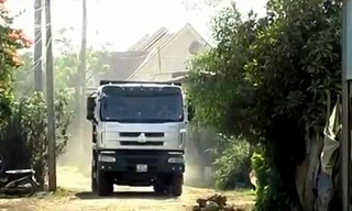 Dân tổ 3 khổ vì bụi do xe chở đá gây ra.