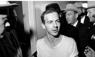 Hai ngày sau khi ám sát Tổng thống John Frank Kennedy, Lee Harvey Oswald bị bắn chết. Ảnh: National Archives.