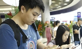 Với chiếc điện thoại thông minh, học sinh chỉ biết cắm cúi lướt mạng xã hội, lơ là học tập, sống ảo và không ít bạn đã bị mắc chứng trầm cảm nặng. Ảnh:Như Ý.