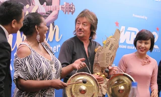 Hai ca sỹ huyền thoại Liz Mitchell, Chris Norman thích thú với món quà lưu niệm