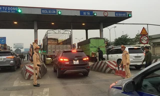 Hàng chục CSGT, CSCĐ, CSTT được huy động đảm bảo trật tự khi tài xế dùng tiền lẻ. Ảnh: Nguyễn Hoàn.