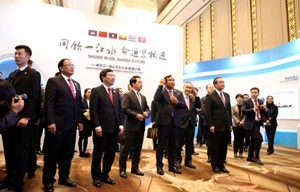 Các đại biểu tham quan triển lãm thành quả hợp tác Mekong-Lan Thương. Ảnh: VGP/Hải Minh