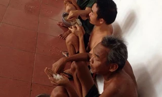 Bữa ăn của người tâm thần. Ảnh: Lan Đàm