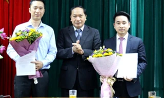  Chánh Văn phòng BCĐ 389 Quốc gia Đàm Thanh Thế (giữa) trao quyết định cho ông Vũ Hùng Sơn (phải)​. Ảnh: BCĐ 389.