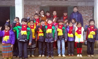 Đại diện CLB Kết nối yêu thương trao quà cho các em tại xã biên giới Phú Lũng (Yên Minh, Hà Giang) trong chương trình Tết ấm biên cương - Vững bước em tới trường.