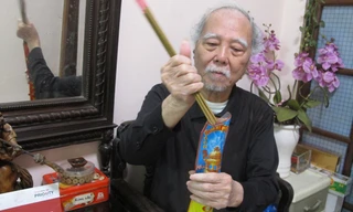 Ông Mai Lộc bên nén hương trầm