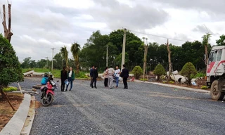 Người dân đổ xô đi mua đất nền trong cơn sốt giá.