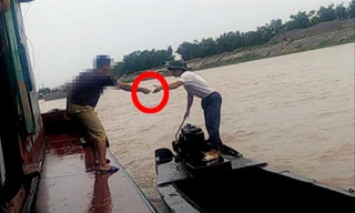 “Ông đò” ra giá, thu tiền tại Triều Dương (Hưng Yên).