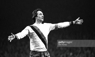 Johan Cruyff trong màu áo Barcelona những năm 1970. Ảnh: GETTY IMAGES