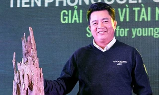 Ông Phạm Tiến Dũng đấu giá thành công pho tượng Phật bằng kỳ nam ngự trên khối trầm hương nặng 4,4kg độc đáo.