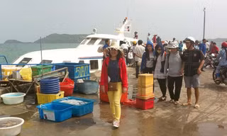 Tàu cao tốc cập cảng Nam Du. Ảnh: Sáu Nghệ 