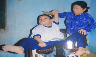 Mẹ anh Tín chăm sóc con