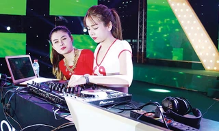 DJ Hồng Phấn và DJ Tiểu My.