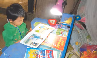 Trẻ em Nà Ròn được học tập dưới ánh đèn. Ảnh: Quỳnh Nga