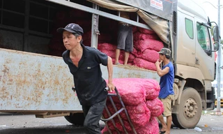 Cật lực làm việc, mỗi ngày giáp Tết phu bốc xếp hàng hóa kiếm được từ 200 - 500 ngàn đồng. Ảnh: Thanh Trần