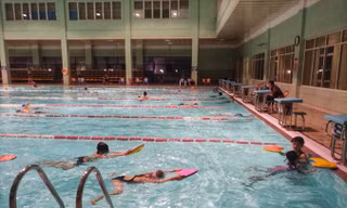 Bể bơi Trung tâm thể thao quận Ba Ðình hiện nay luôn nồng nặc mùi clo. Ảnh: Bảo An.