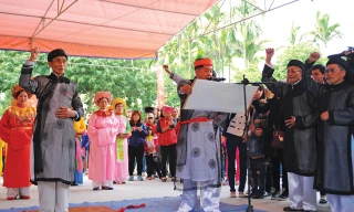 Chủ tế và chức sắc trong làng hô vang lời thề trong hội minh thề.