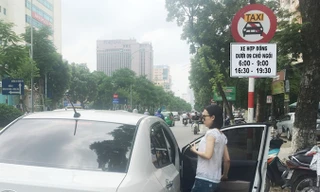 11 tuyến phố cấm taxi tại Hà Nội vừa được bổ sung biển cấm xe công nghệ dưới 9 chỗ.