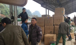 “Cửu vạn” bốc xếp hàng qua biên giới. Ảnh: Duy Chiến.