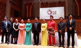 Các nghệ sĩ Việt Nam, Nhật Bản và Malaysia trong cuộc họp báo trước buổi biểu diễn tối 7/9.