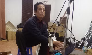 Trong phòng thu là những lúc nghệ sĩ Mạnh Kiên thăng hoa cùng... “đồng nát”. Ảnh: Nhã Khanh